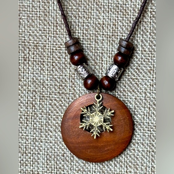 Wooden Boho Snowflake Necklace - NWT - Picture 4 of 6